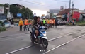 Video Pemotor Honda BeAT Nekat Terobos Pintu Kereta Api, Disoraki Petugas Cuek, Sama Polisi Kelar