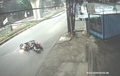 Ngeri! Video Pemotor Bonceng Tiga Tiba-tiba Tersungkur Padahal Jalan Sepi, Mistis?