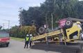 Truk Bawa Besi Terguling Sampai Dua Kali, Sampai Akhirnya Terlentang di Jalan