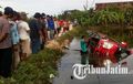 Mobil Elf Berendam di Tambak Jadi Tontonan Warga, Lagi-lagi Handphone Jadi Penyebab