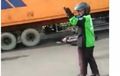 Klakson Bikin Kaget, Pemotor Latah Pindah Jalur, Tewas Terlindas Truk Kontainer, Identitas Korban Belum Diketahui