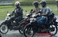 Street Manners: Ingat Sob, Jangan Pakai Sandal Apalagi "Nyeker" Saat Berkendara Motor di Musim Hujan