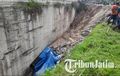 Niat Buang Limbah Sampah, Bak Truk Ogah Terbuka, Berakhir Truk Ikutan Masuk Jurang Bekas Tambang