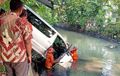 Toyota Alphard Lagi Dipanasin, Ditinggal Pemilik Pagar Terbuka, Nyungsep Ke Kali