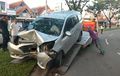 Daihatsu Sigra Wajah Blesek, Banting Setir Hindari Motor, Ringsek Terjang Pohon