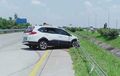 Honda BR-V Melaju Kencang, Muka Ringsek Nyangkut Pembatas, Sopir Ngantuk Berat