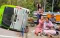 Isuzu Elf Berisi 11 Penumpang Terguling, Diawali Terjang Tiga Gadis Asyik Selfie