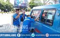 Agar Penumpang Tak Takut Naik, Paguyuban Sopir Angkot Semprotkan Disinfektan Ke Mobilnya