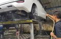 Baru Tahu Sekarang, Dikira Aman Gak Tahunya Ini Bahaya Cuci Mobil Pakai Lift Hidraulis