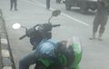 Heboh, Driver Ojol Terlentang di Motor Dikira Terjangkit Corona, Warga Panik Hingga Satpol PP Bunyikan Sirene, Ternyata..