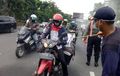 Sterilisasi Kendaraan Masuk Kota Surabaya, Puluhan Pengguna Motor dan Mobil Disemprot Disinfektan