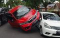 Enggak Terima Disalip, Honda Jazz Balas Ngebut! Eh, Endingnya Malah 'Nyender' di Nissan Grand Livina yang Lagi Parkir