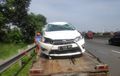 Toyota Yaris 'Compang-camping', Pecah Ban Terjang Pembatas, Terguling di Tol Padaleunyi