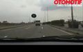 Awaaaaas! Video Detik-detik Ban Cadangan Truk Lepas dan Terbang, Nyaris Mendarat di Mobil Belakangnya
