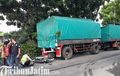 Truk Lagi Parkir Sambil Gandengan Ditabrak Dari Belakang, Pemotor Meninggal Dunia. Sopir Truk Yang Salah?