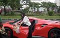 Ferrari bertenaga 661 dk Dipakai Buat Bagi-bagi Makanan, Ulah Crazy Rich Surabaya di Tengah Wabah Corona