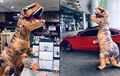 Heboh Pria Berkostum T-Rex Naik Tesla Model 3 ke Mall, Ternyata Bukan Orang Sembarangan