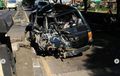 Isuzu Panther Terkoyak, Bodi Belakang Teriris, Atap Terbelah Diterjang Truk