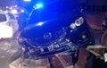 Mazda CX-5 Tergerus Setengah Wajah, Kagok Disalip Motor, Separator Jalan Ditubruk
