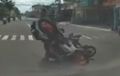 Braaak! Video Pengendara BeAT Melipir Santai, Bikin Biker CBR150R Nyaris Salto