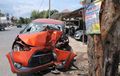 Toyota Sienta Bodi Terkoyak, Moncong Blesek, Pohon Diem Dihajar