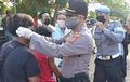 Keren! Polsek Ubud Bali Rutin Bagikan Masker Gratis Kepada Para Pengendara