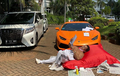 Santai Ala di Pantai, Potret Hotman Paris Berjemur Bareng Lamborghini Huracan dan Toyota Alphard!