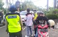 Satlantas Polresta Denpasar Bersama Forum Otomotif Bali Bagikan Ribuan Masker ke Pengguna Jalan