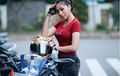 Enggak Cuma Cantik, Model Seksi Ini Juga Lady Biker Lho, Intip Nih Posenya Foto Bareng KTM RC 250