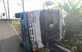 Isuzu Elf Bawa Pemudik Rebahan di Pembatas Jalan, Ganjaran Sopir Tak Kuasai Medan