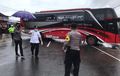 Lagi PSBB Dua Bus Pariwisata Nekat Angkut Puluhan TKI dari Malaysia, Ya Dicegat Polisi Dong
