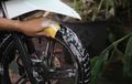 Sambil Ngabuburit, Ini Manfaat Bersihkan Kerikil yang Terselip di Ban Motor