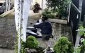 Waspada! Maling Motor Gak Lagi Butuh Kunci T, Modal Tekad Yang Kuat Honda BeAT Diangkat Keluar Cluster Perumahan. Simak Videonya