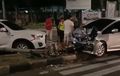 Honda Jazz Bonyok Dini Hari, Hantam Kencang Outlander, Ulah Terobos Lampu Merah