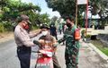 Lawan Covid-19, Polsek Wedi Klaten Bagi-bagi Masker ke Pengendara