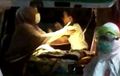 Viral Ibu dan Anak Positif Corona Berpelukan di Mobil Ambulans, Ini yang Sebetulnya Terjadi