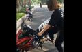 Bikin Melongo, Cewek Ini Ajarkan Cara Pakai Standar Tengah Motor yang Gampang Banget
