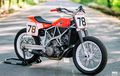 KTM 950 Supermoto Murtad dan Sekarang Jadi Flat Tracker Keren