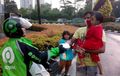 Tergabung Dalam Wadah ASOOI Pengendara Ojek Online Bikin Aksi Sosial,  Bagi-bagi Nasi Kotak
