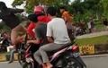 Seorang Pemotor Dikeroyok 3 Orang Pemuda, Korban Terjatuh Bersama Motor, Videonya Viral