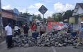 Blokade Pakai Drum Enggak Mempan, Warga dan Polisi Tutup Jalan Pakai Batu, Kalau Ngeyel Ya Nabrak
