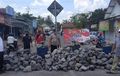 Greget! Warga Blokade Jalur Alternatif Pakai Batu Satu Truk, Cegah Pemudik Bandel Lewat