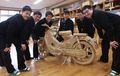 Gokil! Enam Siswa SMK Jepang Ini Sulap Kardus Jadi Replika Honda Super Cub!