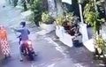Dua Kali Tanya Jalan Masuk ke Kuburan, Kalung Emas Emak-emak Pun Melayang, Aksinya Terekam CCTV