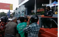 Viral! Seorang Wanita Naik Hummer H3 Sebar Uang di Yogyakarta, Katanya Terinspirasi Presiden Jokowi