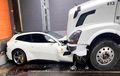 Salam Perpisahan Sopir Truk Saat Dipecat, Ferrari GTC4Lusso Milik Bos 'Dicium' Pakai Volvo, Dower Enggak Gepeng Iya