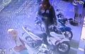 Seorang Gadis Panik di Parkiran, HP-nya di Dasbor Motor Hilang, Padahal Cuma Ditinggal ke Pintu Minimarket