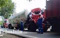 Truk Tangki Pertamina 18.500 Kg Mendadak Pesek, Cium Bokong Truk Pasir Fuso, Untung Nggak Meledak