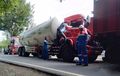 Truk Tangki Pertamina Hantam Pantat Mitsubishi Fuso, Moncong Depan Sampai Ringsek, Ajaibnya Enggak Ada Korban Jiwa
