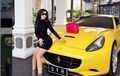Diam-diam Syahrini Pernah Berpose 'Manjah' di Atas Kap Mesin Ferrari California HS